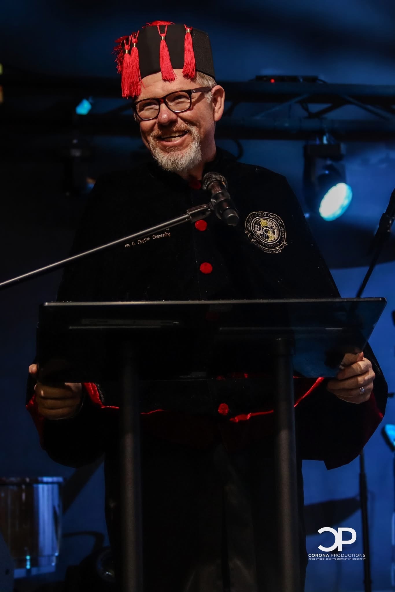Dr. Erik Mantilla en el podio — Graduación Diplomado Interpretación Bíblica 2025