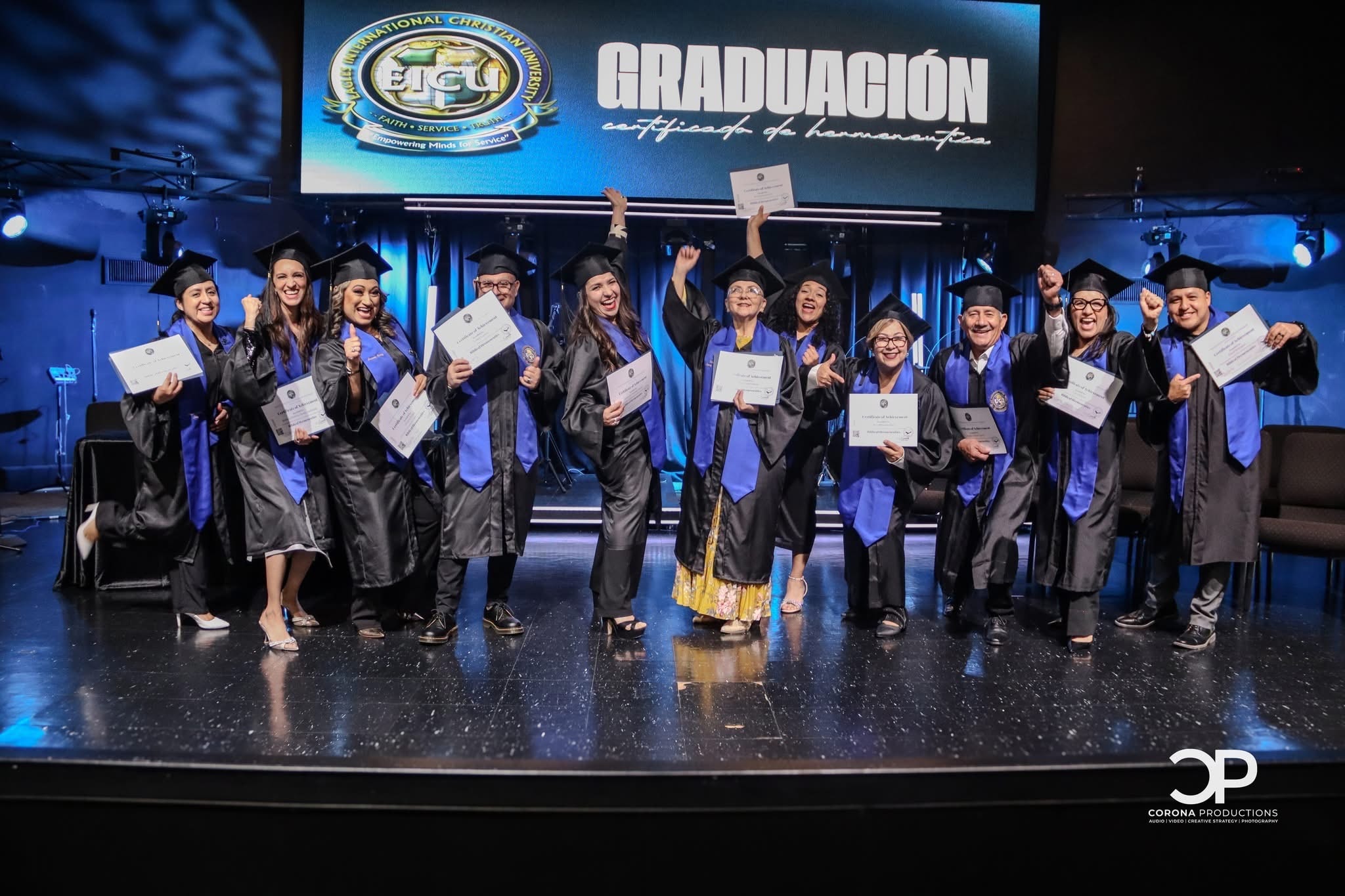 Graduados celebrando con diplomas — Diplomado Interpretación Bíblica 2025