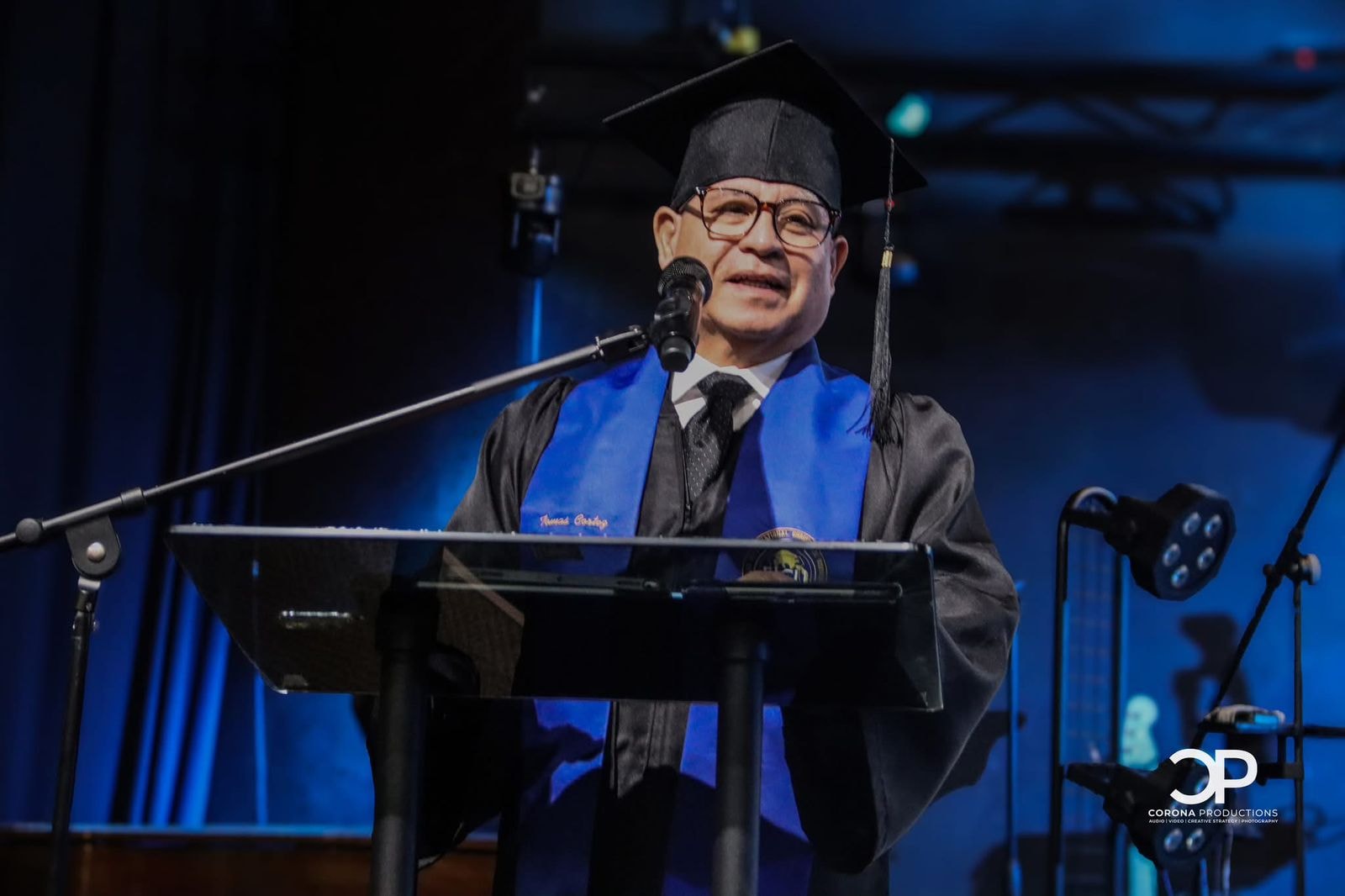 Orador en el podio — Graduación Diplomado Interpretación Bíblica 2025