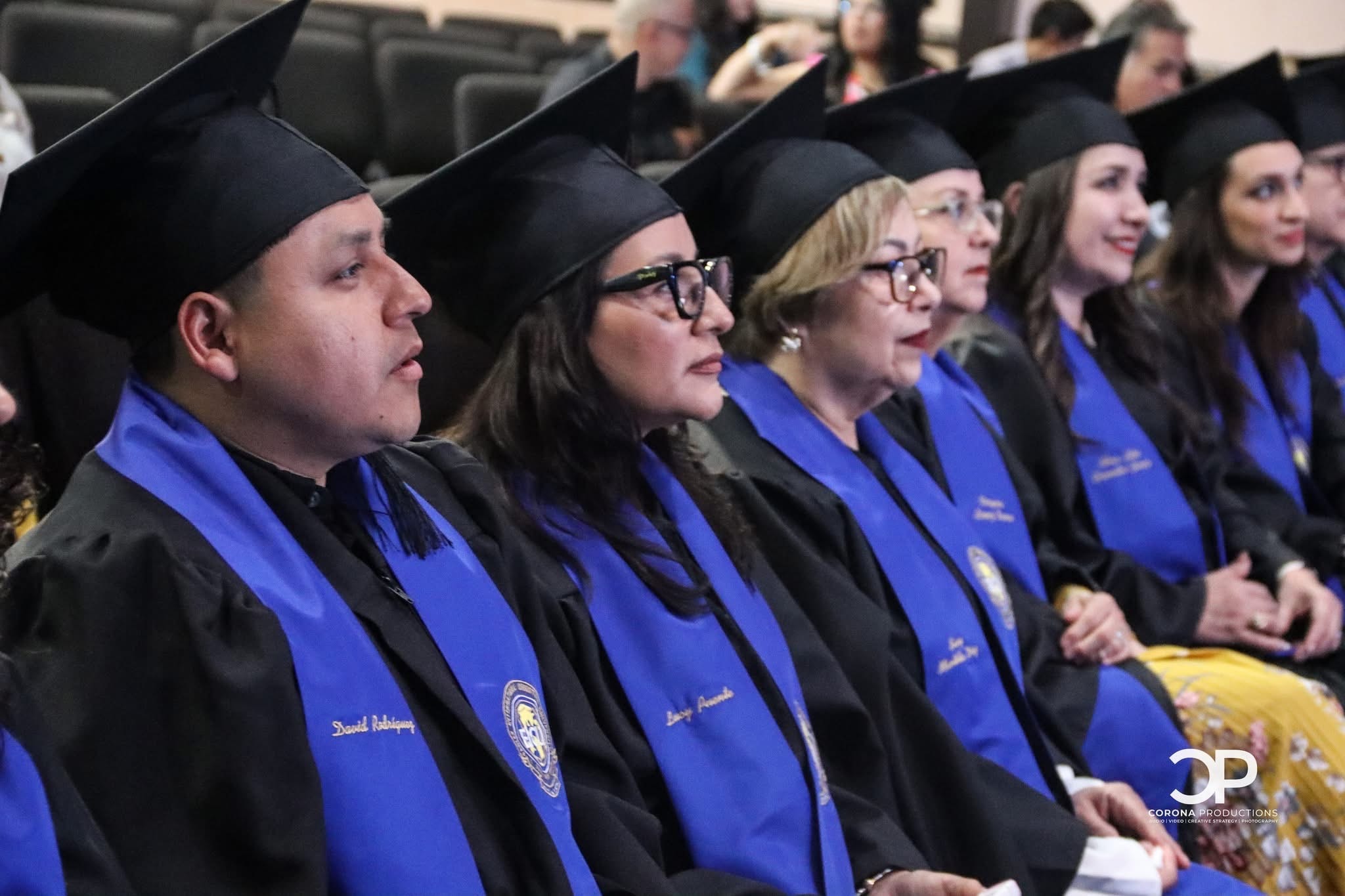 Graduados sentados en la ceremonia — Diplomado Interpretación Bíblica 2025
